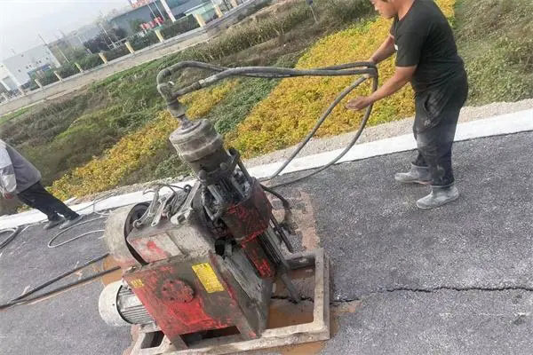 龙沙马路面下沉注浆加固